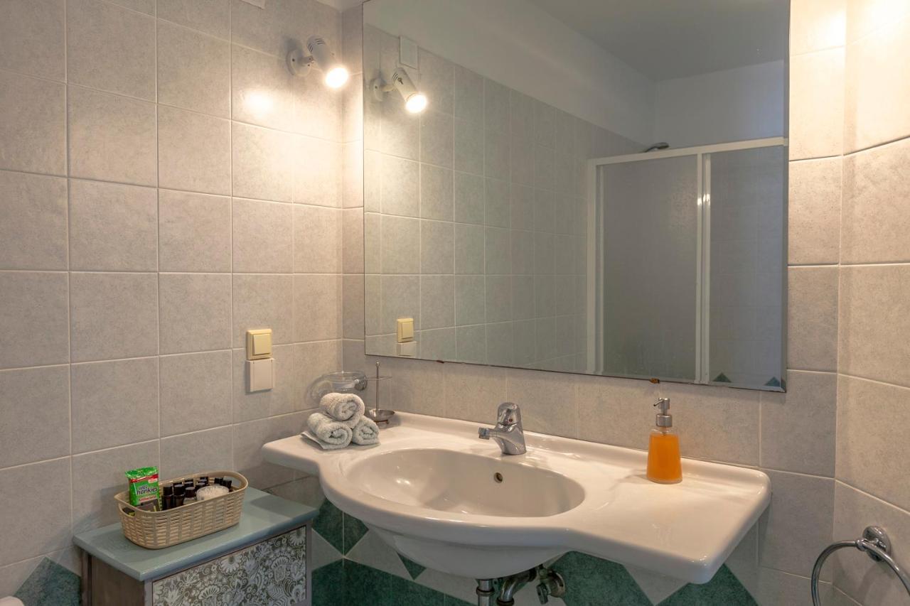 Emily'S Suites 아다마스 외부 사진